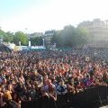La foule devant le podium dressé place de la Bastille